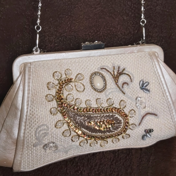 💢SOLD💢Vintage purse . beige long and shorter chain straps - Picture 7 of 13